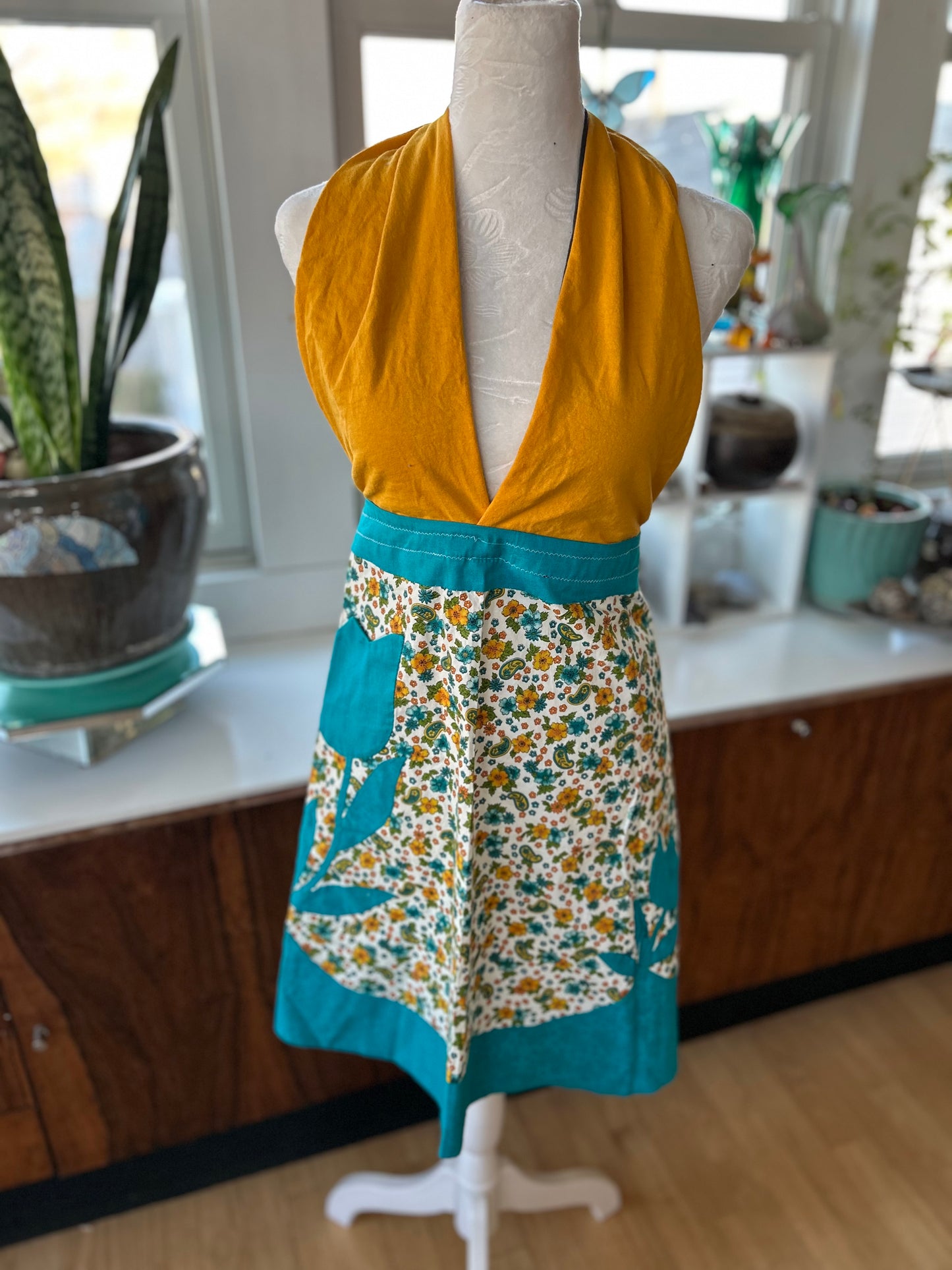 OMG the CUTEST Vintage Apron Shirt